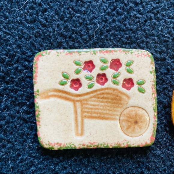 Costume jewelry brooches, set of 11 - Picture 12 of 13